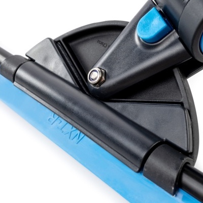 Acessório de limpeza para piscinas preto e azul com texto NYL14