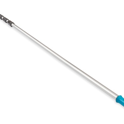 Cabo telescópico metálico com extremidades em plástico azul e preto sobre fundo branco