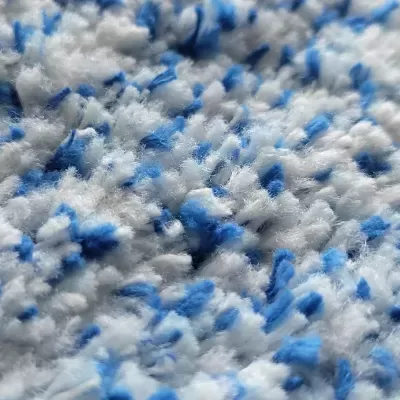 Tecido felpudo branco com pontinhos azuis, textura espessa