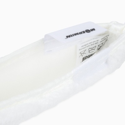 Etiqueta de cuidados em calçado branco