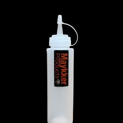 Frasco plástico branco translúcido com tampa de bico fino e etiqueta preta Maykker Products