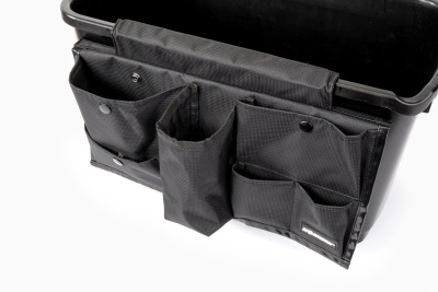 Organizador preto com vários bolsos em tecido fixado numa estrutura plástica preta