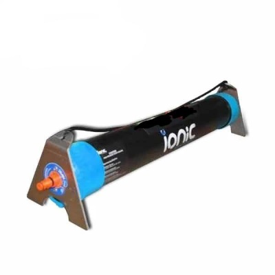 Filtro tubular de água preto com detalhes azuis e estrutura metálica cinza