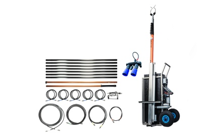 Conjunto de ferramentas com varas, cabos, dispositivo azul, e estrutura metálica com rodas