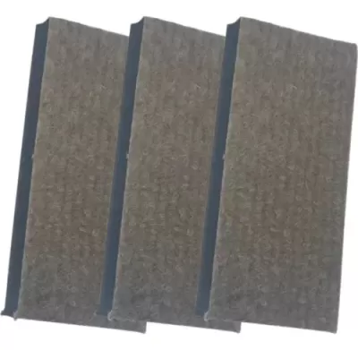 Três esponjas de limpeza cinzentas e azuis