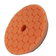 Disco polidor laranja com padrão hexagonal e orifício central