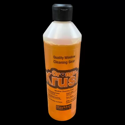 Frasco de líquido de limpeza laranja com tampa preta e etiquetas pretas