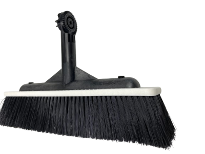 Escova de limpeza com cerdas pretas e pega preta