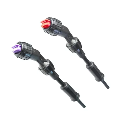 Dois conectores elétricos pretos com pontas vermelha e roxa