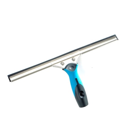 Rodo para limpeza com cabo azul e preto e lâmina metálica com borracha preta