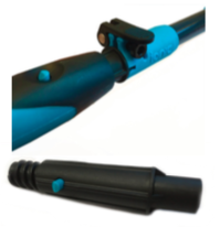 Mangueira azul com conexões pretas, acessórios em fundo branco