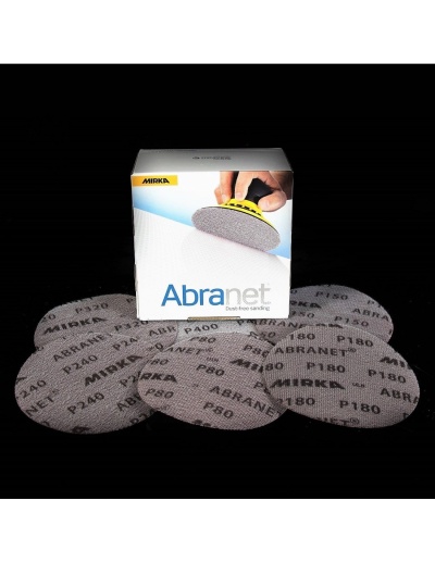 Discos abrasivos Abranet Mirka com vários grãos e embalagem sobre fundo preto