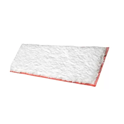 Tapete branco felpudo com bordas vermelhas