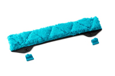 Pano azul turquesa felpudo com base plástica preta e duas presilhas azuis