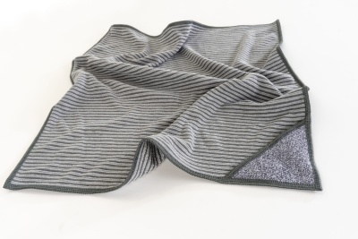 Toalha ou manta cinzenta com riscas finas pretas sobre fundo branco