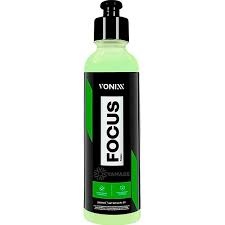Frasco de shampoo verde com rótulo preto e verde da marca VONIXX