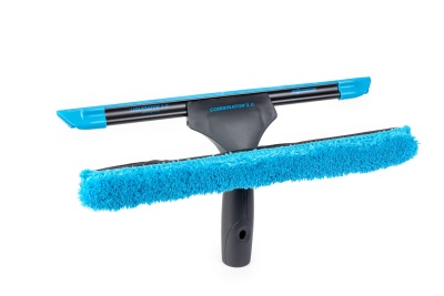 Rodo preto com borracha azul e esponja azul sobre fundo branco