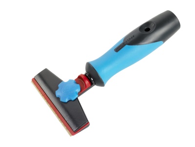 Ferramenta de remoção de pelos azul e preta com lâmina vermelha em fundo branco