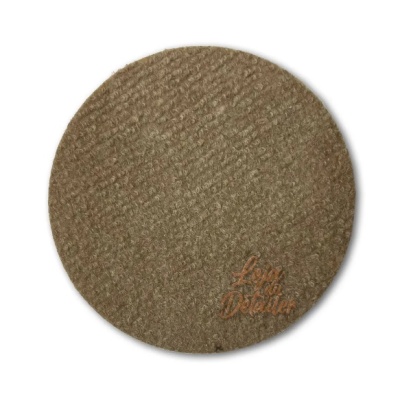 Tapete redondo castanho claro com frase 'Love The Details' bordada.