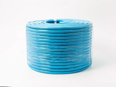 Rolo de cabo elétrico azul enrolado