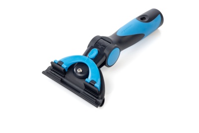 Aparador de pelos para animais com cabo preto e azul e lâminas metálicas.