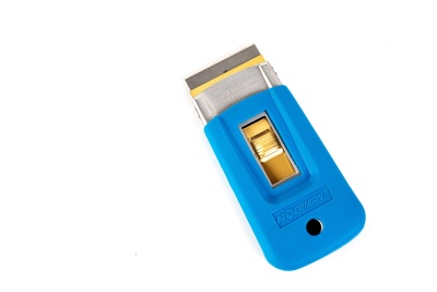 rasqueta azul com lâmina metálica e palavra SCRAPE em relevo