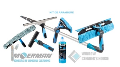 Kit de arranque para limpeza de janelas com ferramentas e detergente azul em fundo branco.