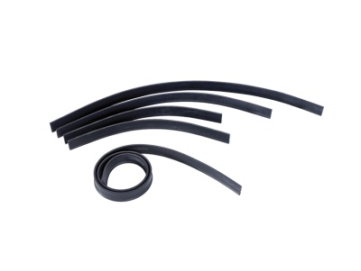 Cintas de borracha pretas em fundo branco