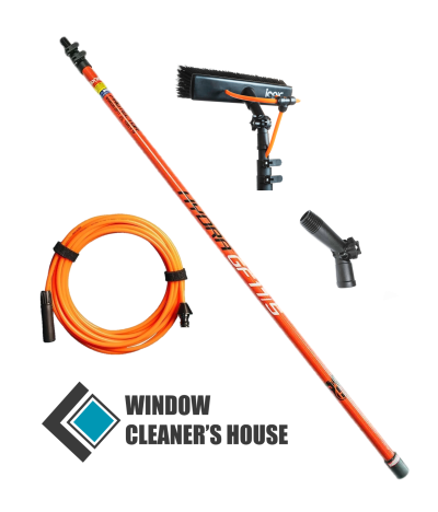 Kit de limpeza de janelas com haste telescópica laranja, escova preta, mangueira laranja e adaptador preto em fundo branco