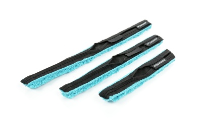 Três espátulas de limpeza pretas com lados azuis em tecido felpudo.