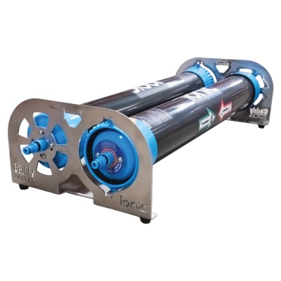 Rolo de treino de bicicleta metálico com cilindros pretos e suportes azuis em fundo branco