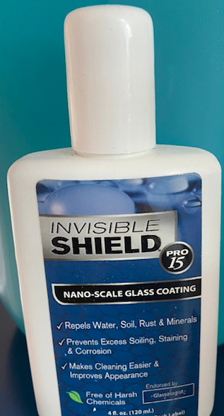 Frasco branco de produto Invisible Shield Pro 15 para vidro com rótulo azul e texto explicativo