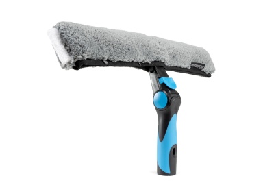 Pano de limpeza de janelas com cabo azul e preto e pano cinza microfibra