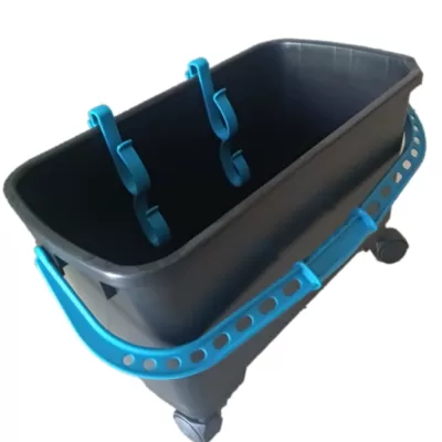Balde preto com alça azul e roda