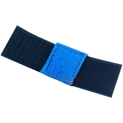 Bracelete elástico preto com parte central azul e costura laranja