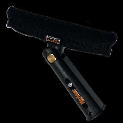 Ferramenta com cabo preto e componente de tecido preto com etiqueta MAXIMAF Products