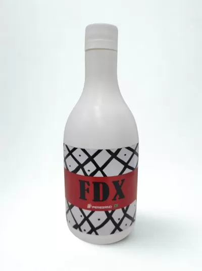 Frasco branco com etiqueta vermelha e padrão geométrico preto e branco