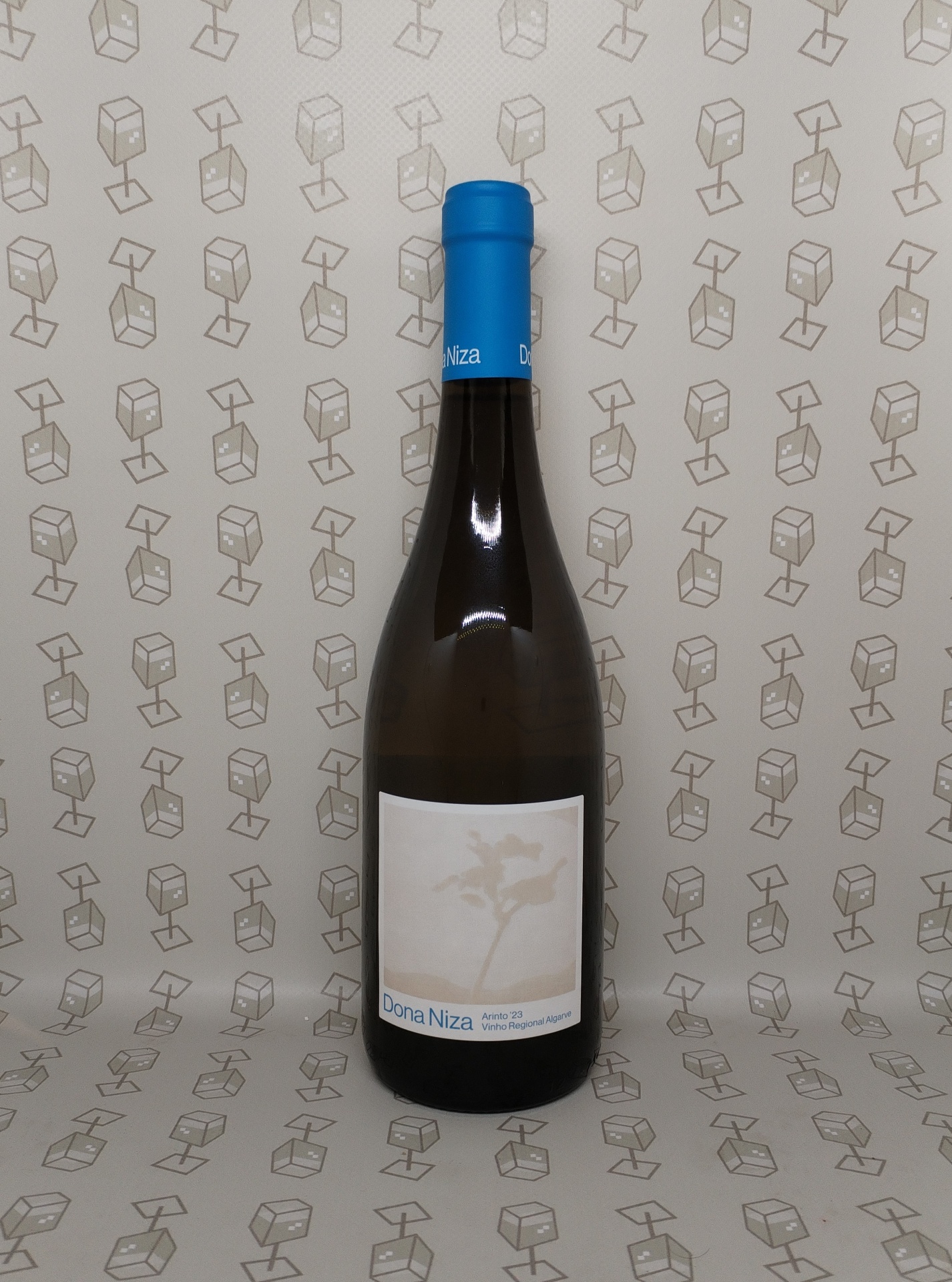 Garrafa de vinho branco Dona Niza com rótulo branco e tampa azul