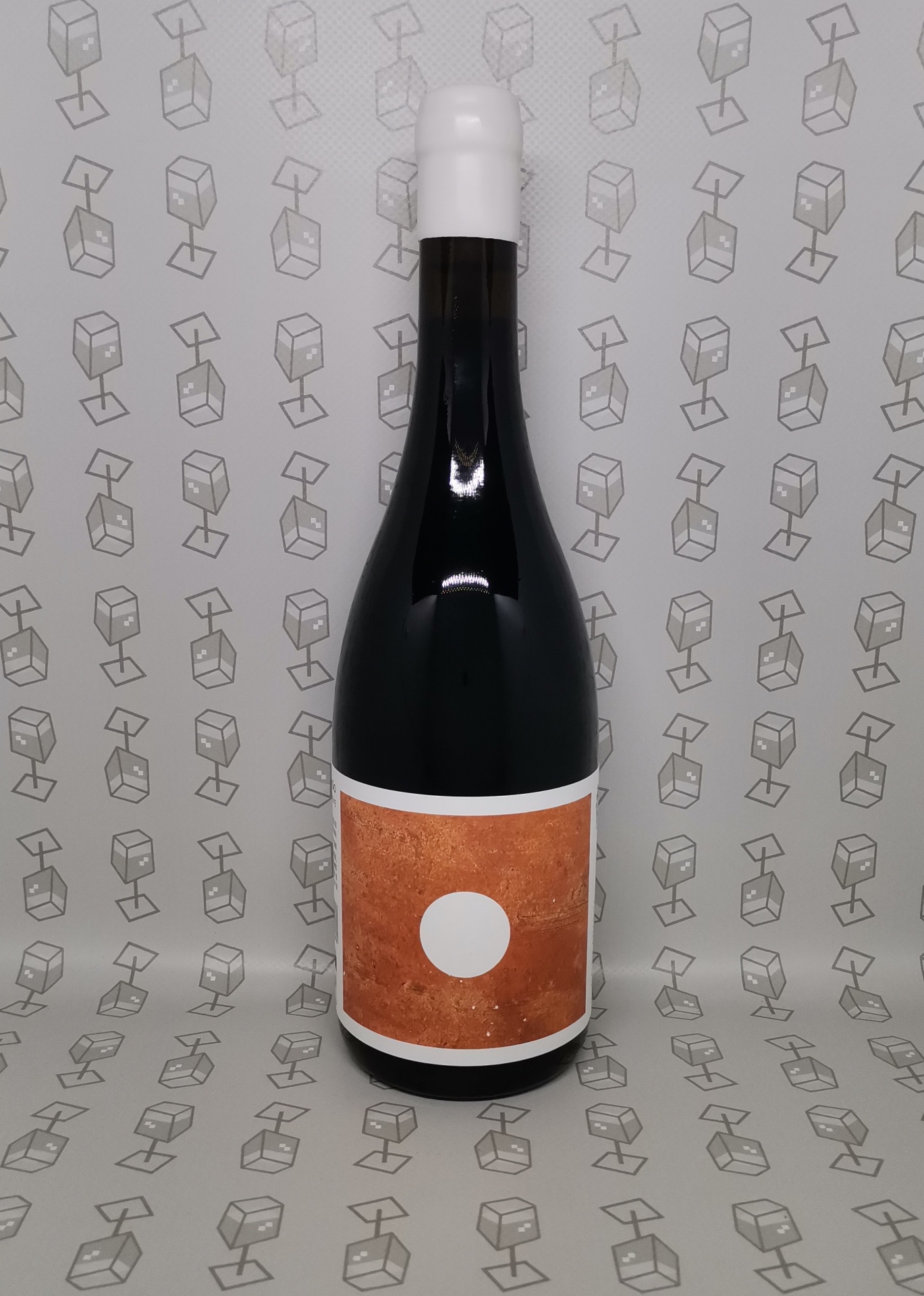 Garrafa de vinho escuro com etiqueta castanha em fundo decorado geométrico