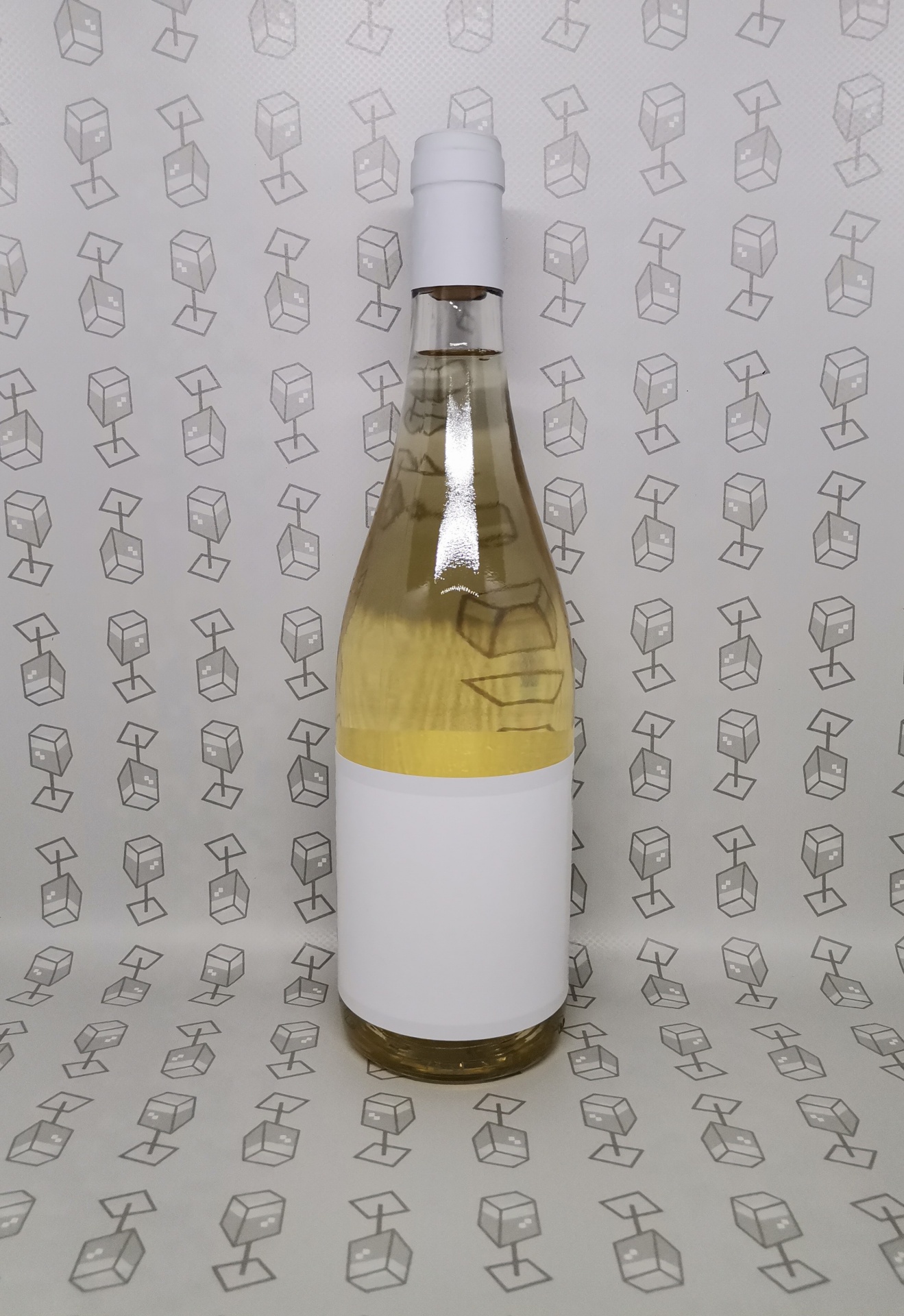 Garrafa de vidro com líquido amarelo e rótulo branco sobre fundo com padrão geométrico cinza