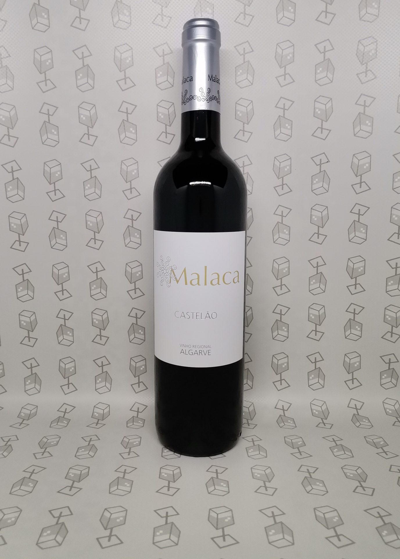 Garrafa de vinho tinto Malaca Castelão com rótulo branco e prata