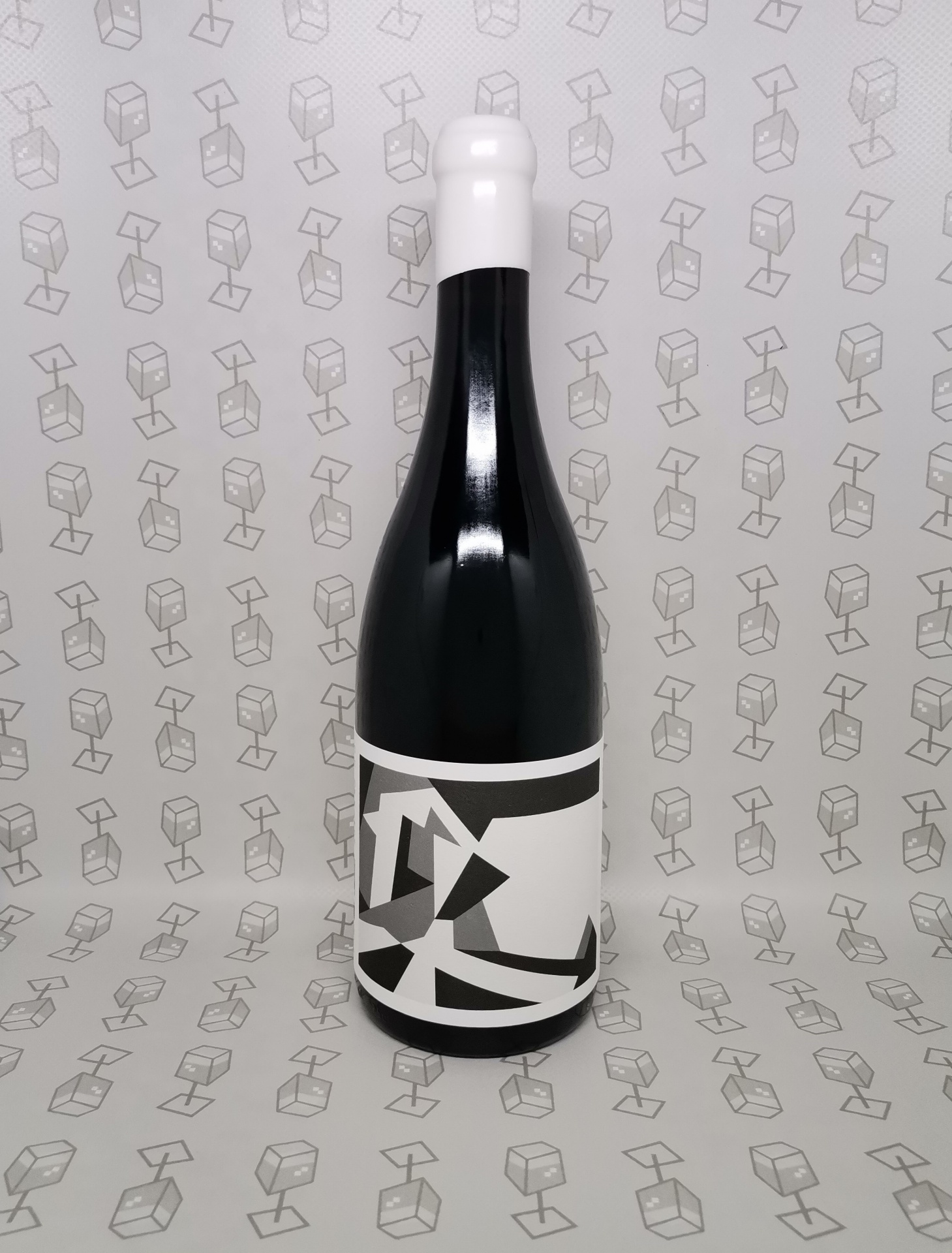Garrafa preta com rótulo branco e padrão abstrato em fundo com cubos desenhados
