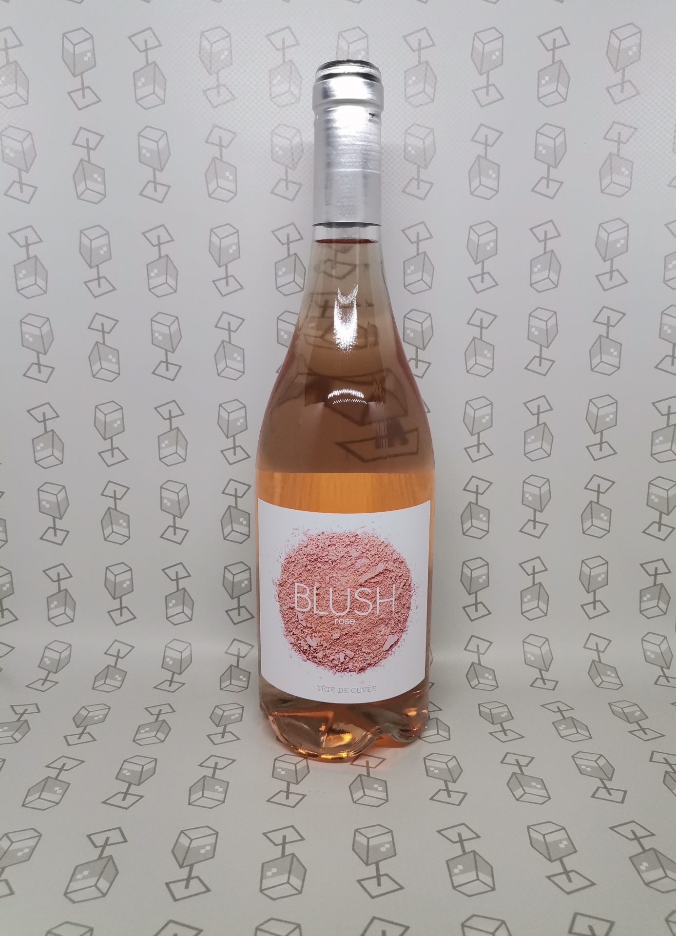 Garrafas de vinho rosé com rótulo branco e tampa metálica prateada