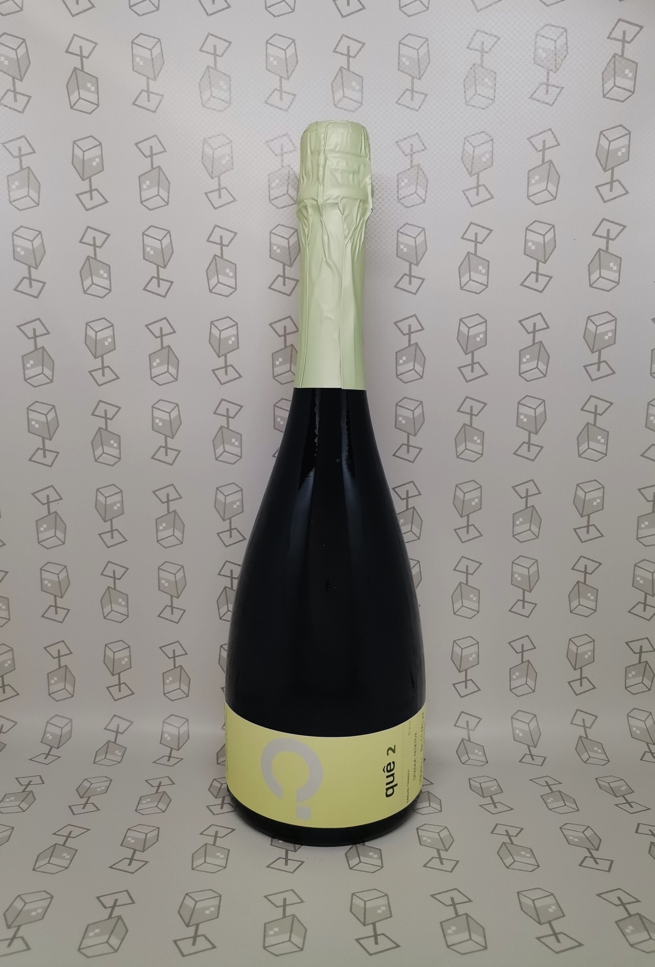 Garrafa de champanhe com cápsula creme e rótulo amarelo