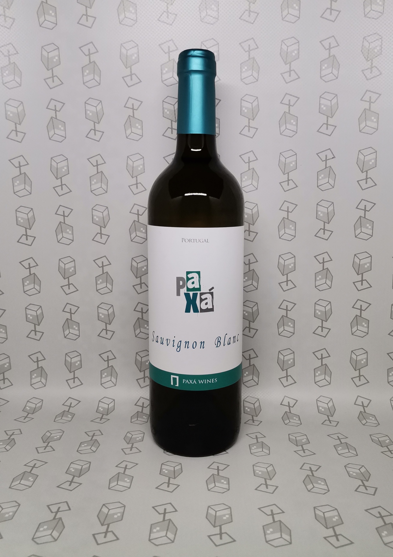 Garrafas de vinho branco Sauvignon Blanc da marca Paxá com rótulo branco e rolha azul