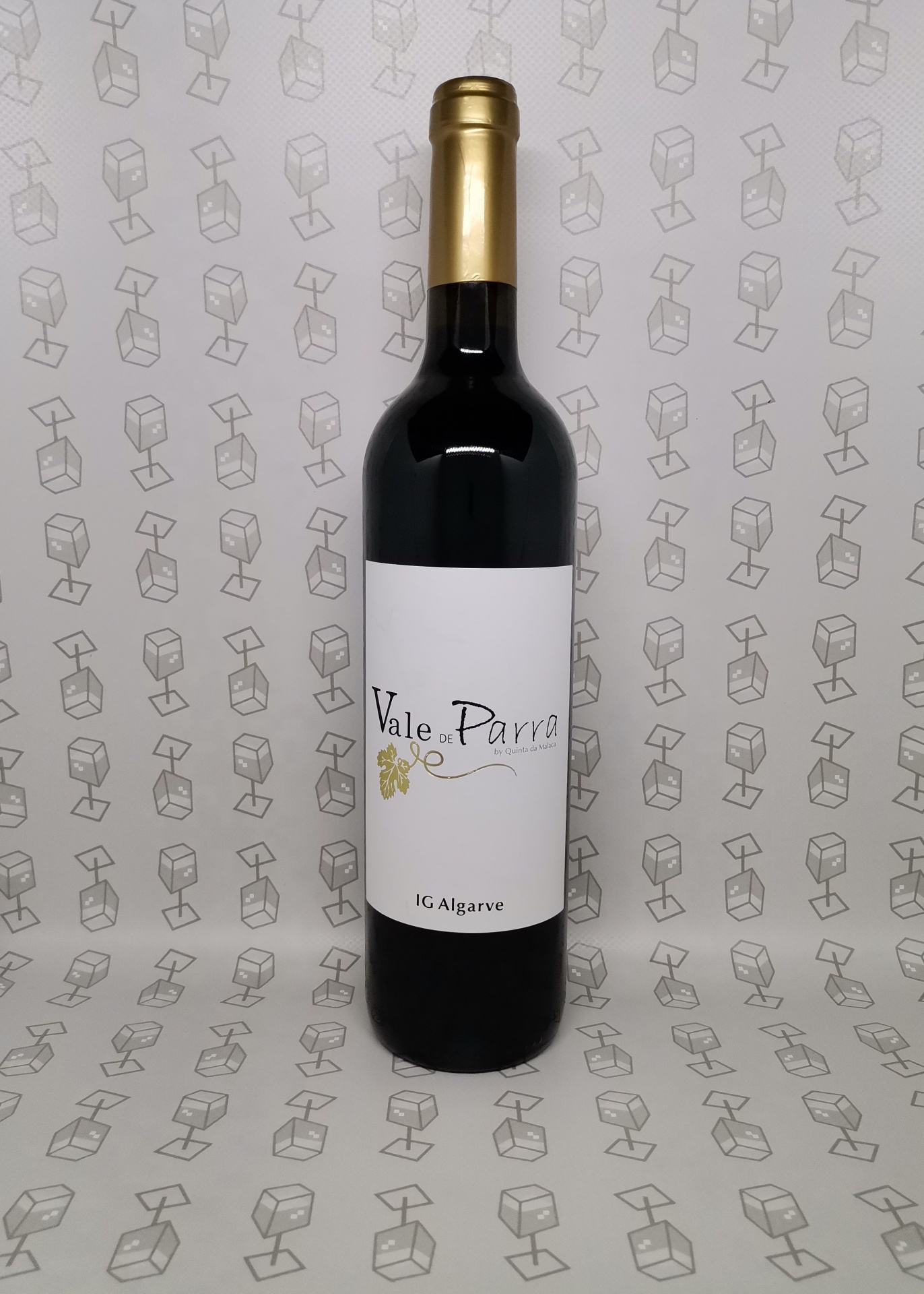 Garrafa de vinho tinto com rótulo branco e texto 'Vale da Parra' e 'IG Algarve'
