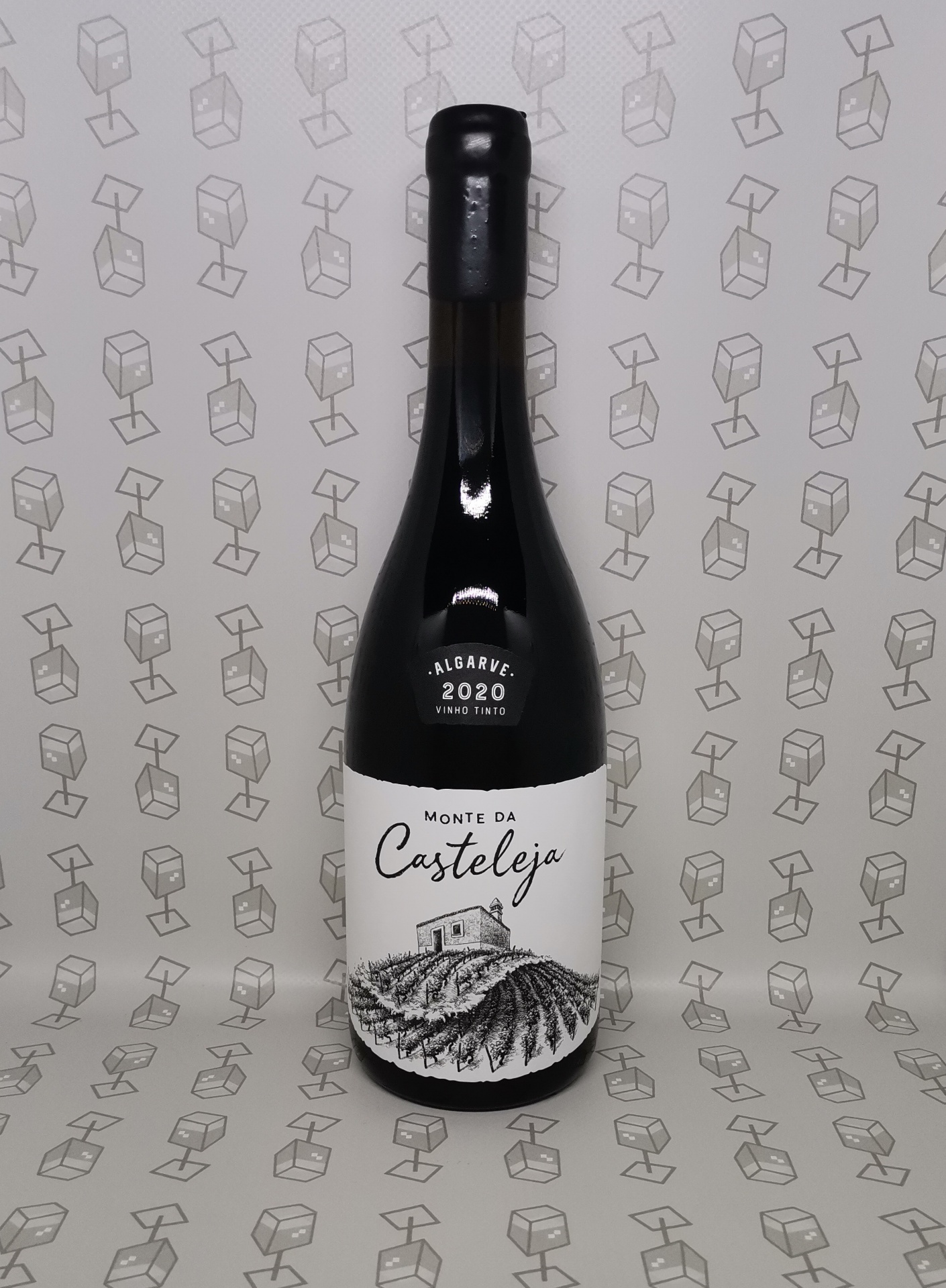 Garrafa vinho tinto Monte da Casteleja Algarve 2020 com rótulo branco e imagem de vinha