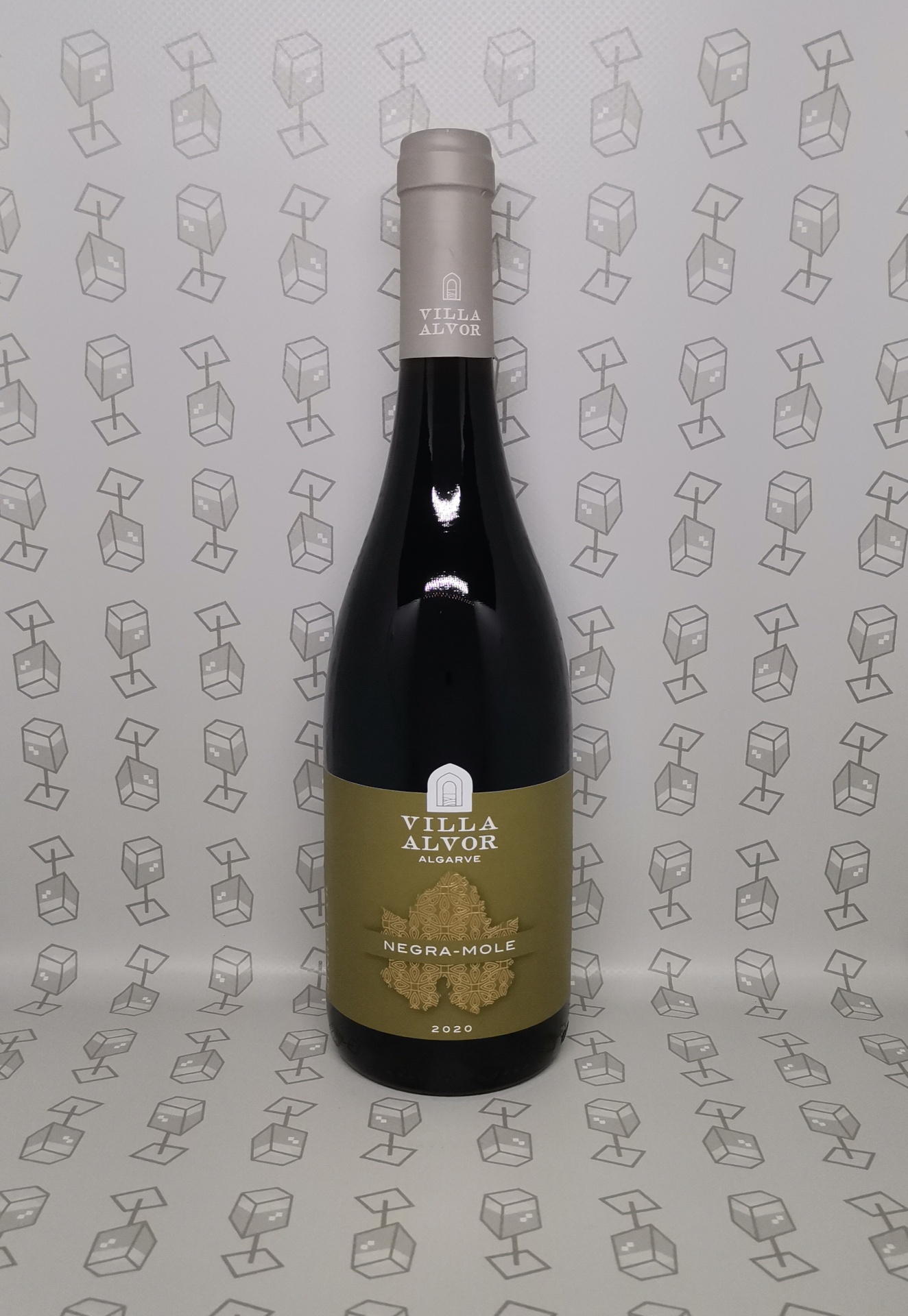 Garrafa de vinho tinto VILLA ALVOR ALGARVE NEGRA-MOLE 2020 com rótulo verde-oliva
