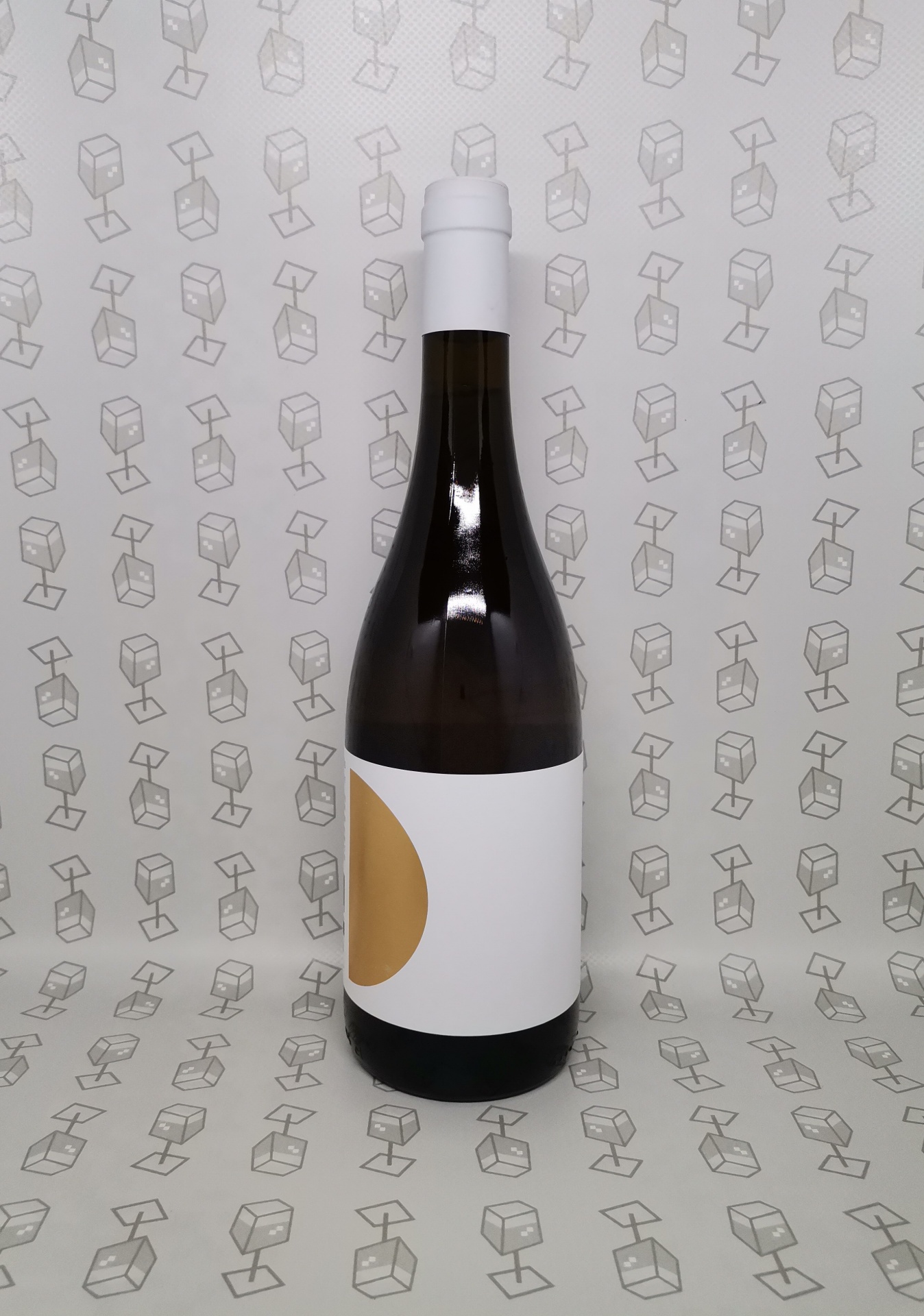 Garrafa de vinho com rótulo branco e círculo dourado