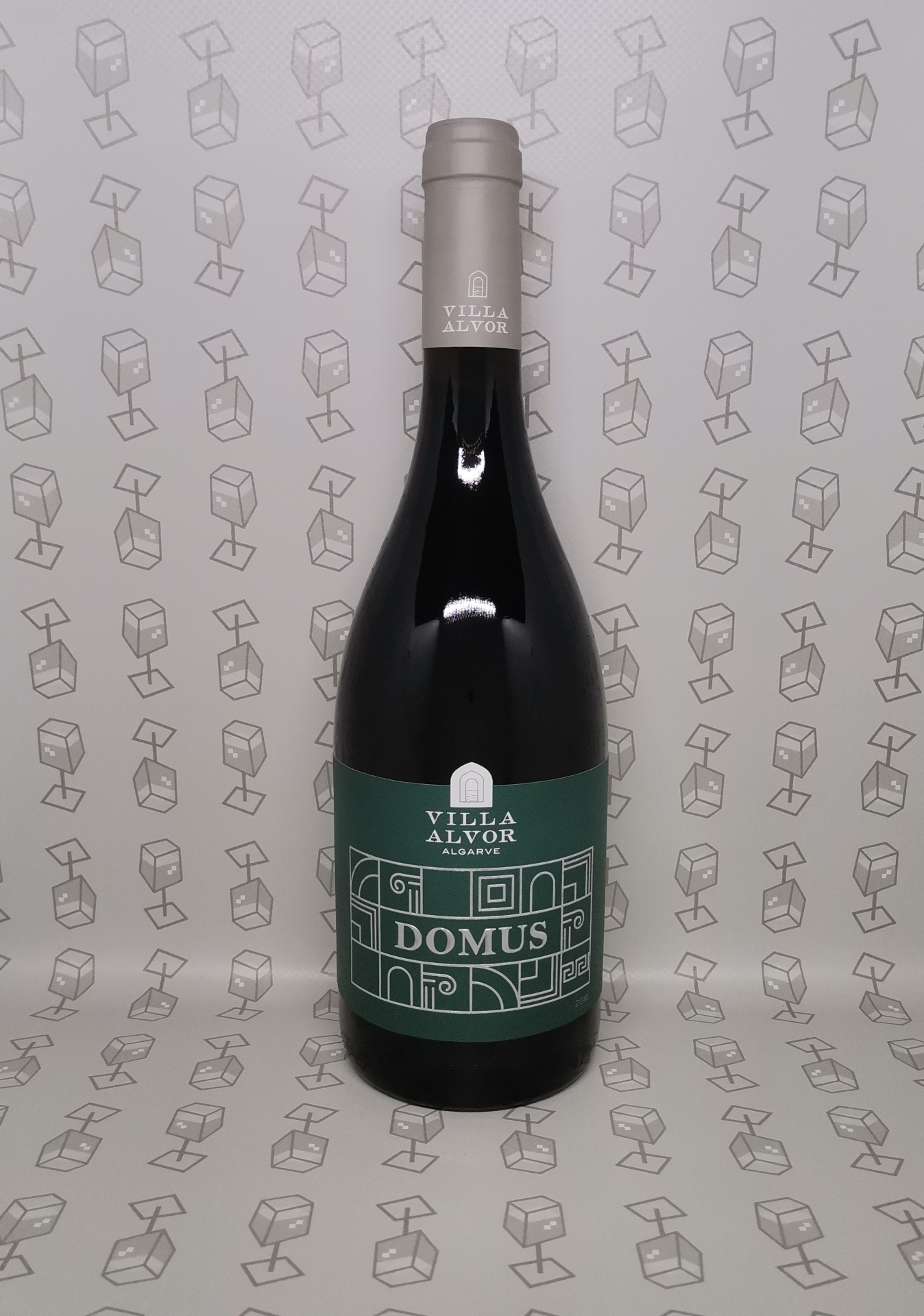 Garrafas de vinho tinto com rótulo verde e tampas cinzentas